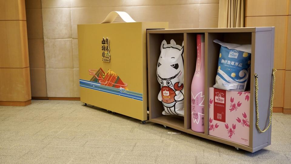 新北市推出青春山海線禮盒，首創推出「買禮盒、送遊程」協助地方特產品業者整合性行銷。   圖：新北市經發局提供