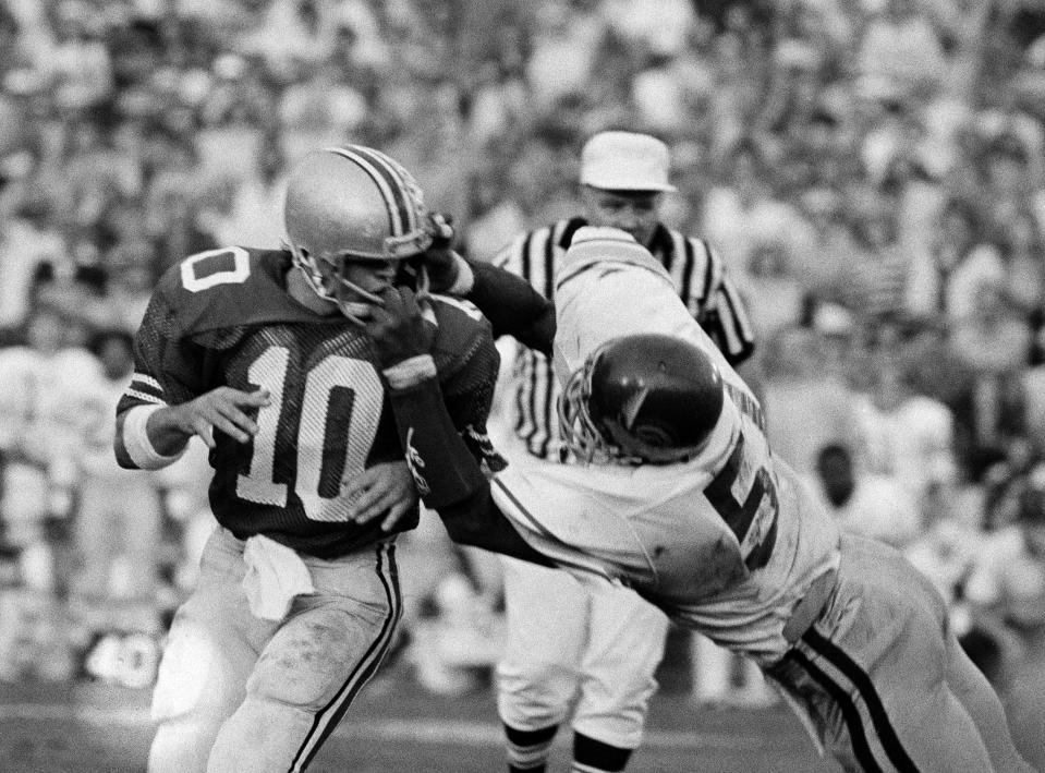 USC's Chip Banks (51) makes a grab for Ohio State quarterback Art Schlichter (10) during a third-quarter play in the Rose Bowl at Pasadena, Calif., on Jan. 1, 1980.