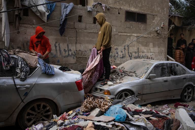 Palestinos observan la destrucción causada por un ataque aéreo israelí en Rafah, en la Franja de Gaza, el 9 de febrero de 2024. (AP Foto/Fatima Shbair)