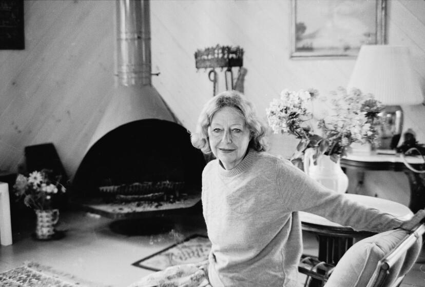 American novelist and literary critic Elizabeth Hardwick sits in front of a fireplace in Castine, Maine, 1980s. Hardwick was one of the founders of 'The New York Review of Books' and was a frequent contributor to 'The New Yorker.' (Photo by Susan Wood/Getty Images)