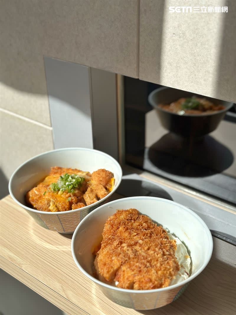 首推招牌明星餐點「熟成豬排蓋飯」，以及限店款「1983神農黑豚熟成豬排蓋飯」。（圖／記者劉沛妘攝影）