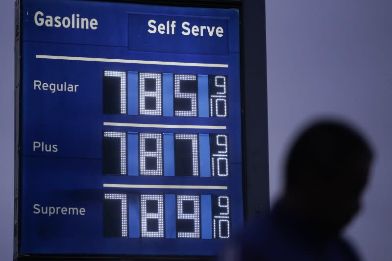 2022年6月16日，美國加州舊金山的加油站顯示飆漲的油價（美聯社）