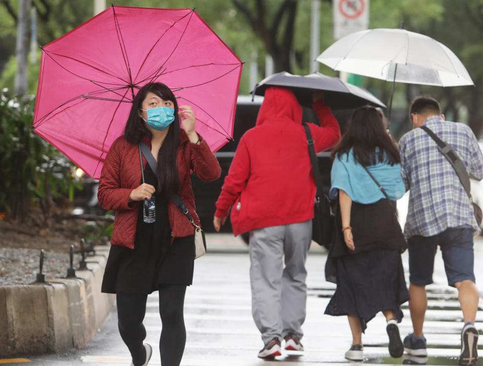 今、明兩天北部、東半部有雨，今天氣溫漸降，北台灣越晚越濕冷。(資料照)