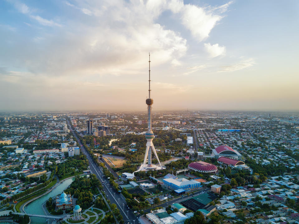 Torre Tashkent TV durante un atardecer en Uzbekistán. Foto: Getty Images.