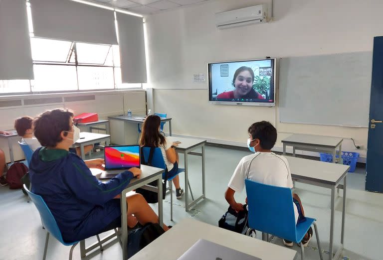 Hasta que el decreto presidencial, al que adhirió la Provincia, suspendió las clases presenciales, en las escuelas bonaerenses trabajaban con burbujas y aulas híbridas