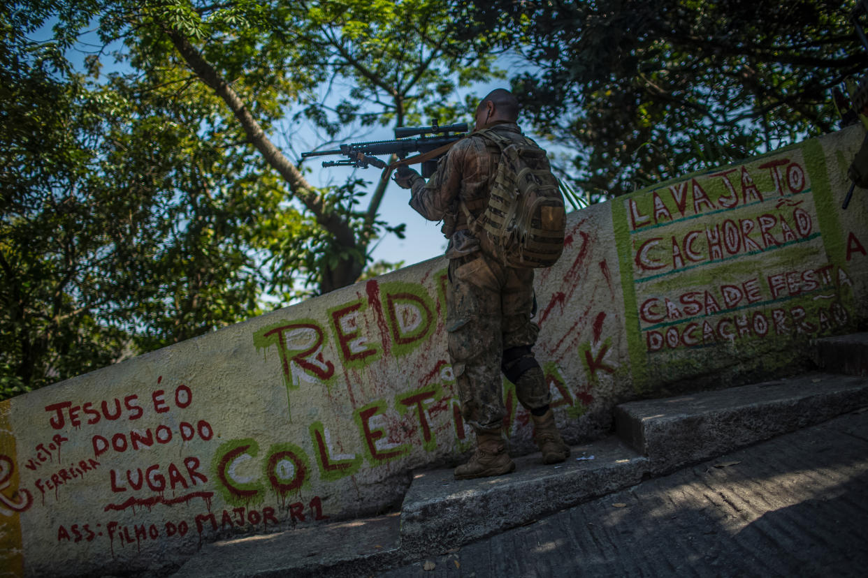 Durante una ofensiva contra las pandillas en Río de Janeiro en 2017, un soldado brasileño portaba un francotirador, uno de los tipos de armas que Ucrania ha solicitado a Brasil. (Dado Galdieri/The New York Times)