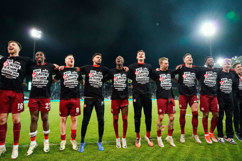 Kaiserslautern's players celebrate with the fans after after the final whistle of the ring the German DFB Cup semi-final soccer match between 1. FC Saarbruecken and FC Kaiserslautern at the Ludwigspark Stadium. Uwe Anspach/dpa