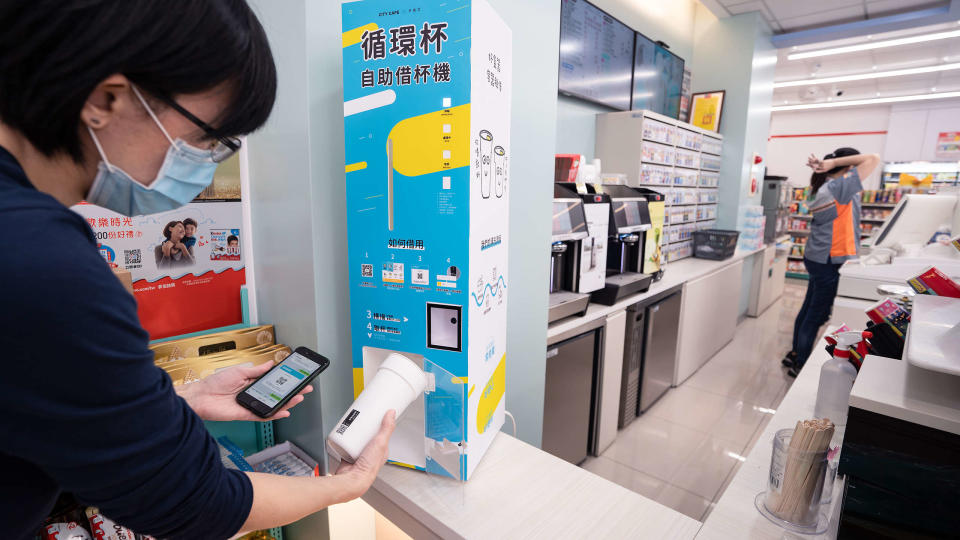 統一超商臺南門市設置循環租借杯機器，購買現做飲料的消費者多了一個無塑的選項。