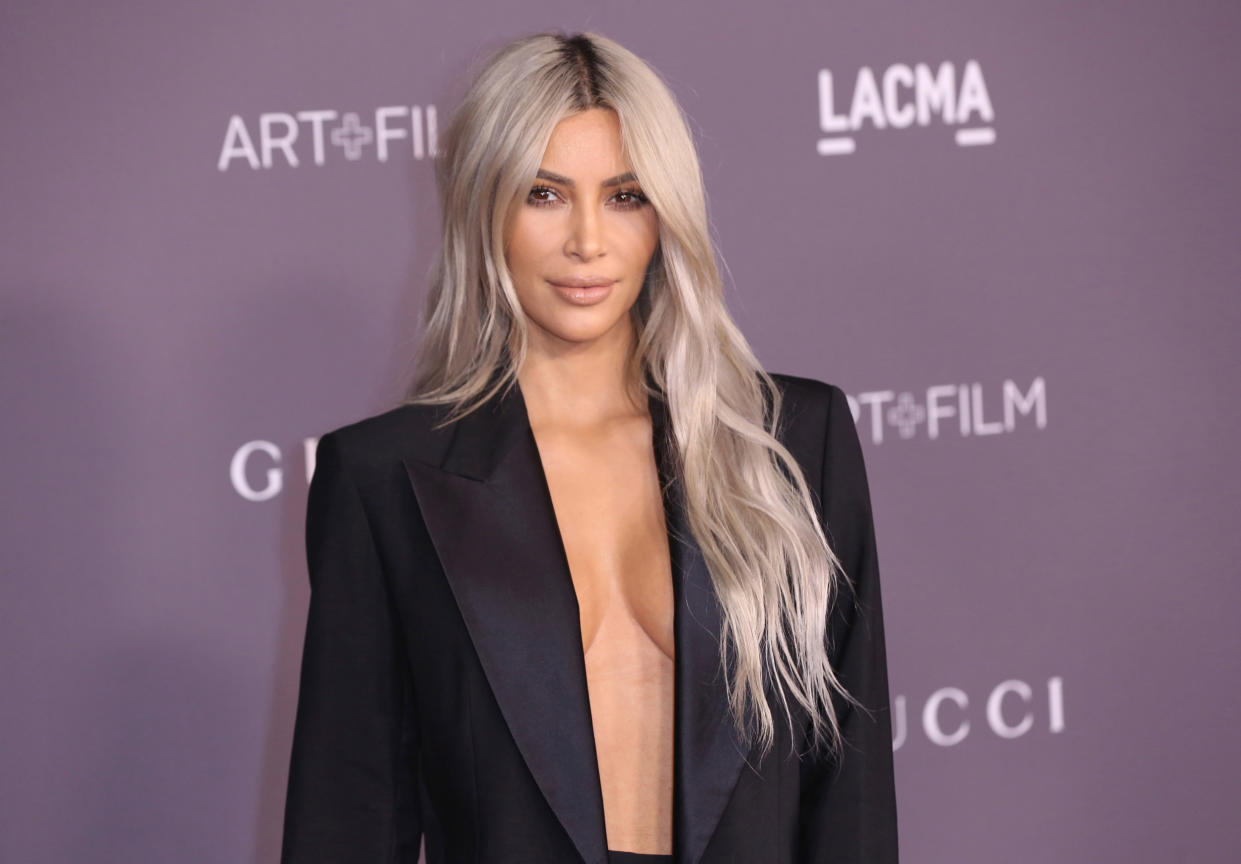Kim Kardashian liebt freizügige Outfits – doch so nackt wie derzeit auf Instagram war sie bisher selten. (Bild: AP Photo)