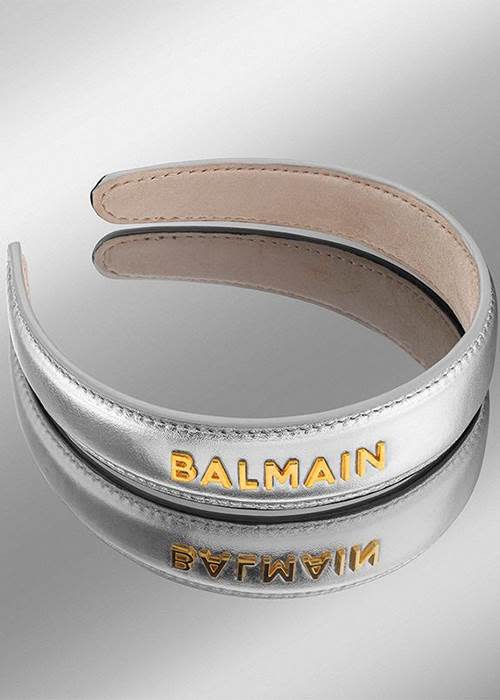 Balmain金屬色髮箍色調搶眼，非常適合與俐落褲裝搭配。圖片來源：Balmain