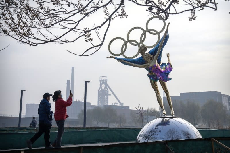 北京冬奧即將登場，但包括新疆人權、彭帥下落等問題，卻讓這場體育盛會蒙上一層陰影。（美聯社）