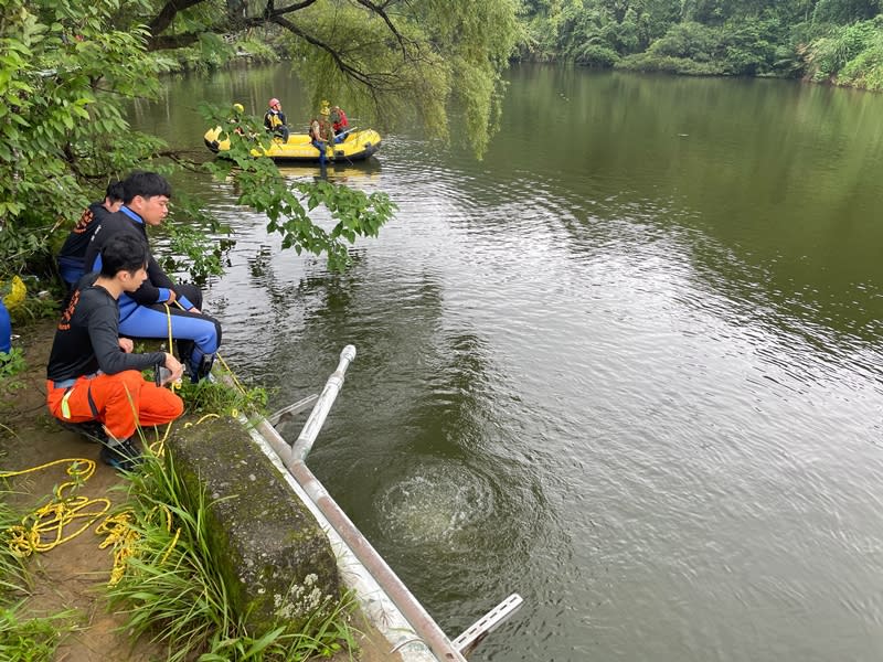 苗栗縣大湖鄉63歲吳姓男子5日出門釣魚遲未返家，家屬報案協尋，警消於義和村一處水池旁發現男子機車、釣竿，懷疑落水，經兩度下水搜救，尋獲男子遺體。（中央社／民眾提供）