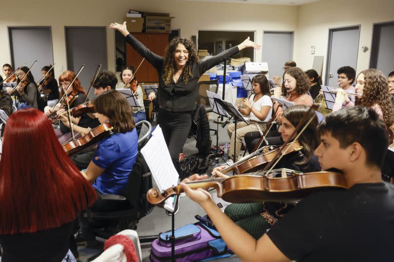 Patricia Sosa junto a la orquesta de jóvenes que la acompañará en los recitales 