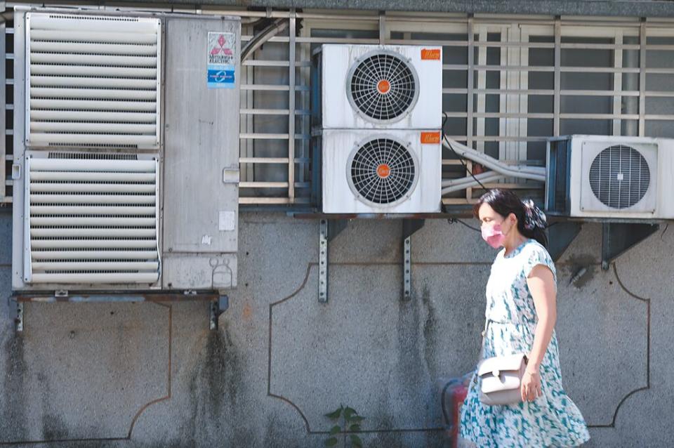 台電強調住商節電計畫在國外行之有年，並非缺電才推出，圖為冷氣室外機。（本報資料照片）