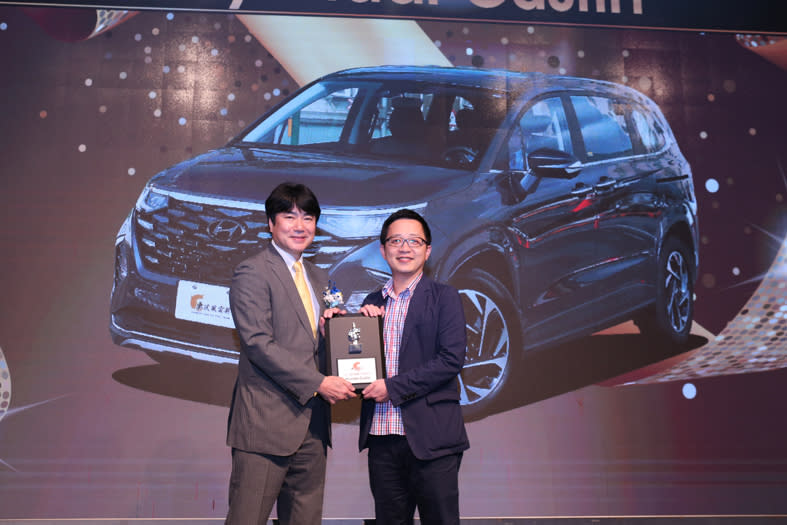 Hyundai Custin切入國產MPV級距，拿下2023最佳國產中大型MPV獎項，由南陽實業許信文經理代表領獎