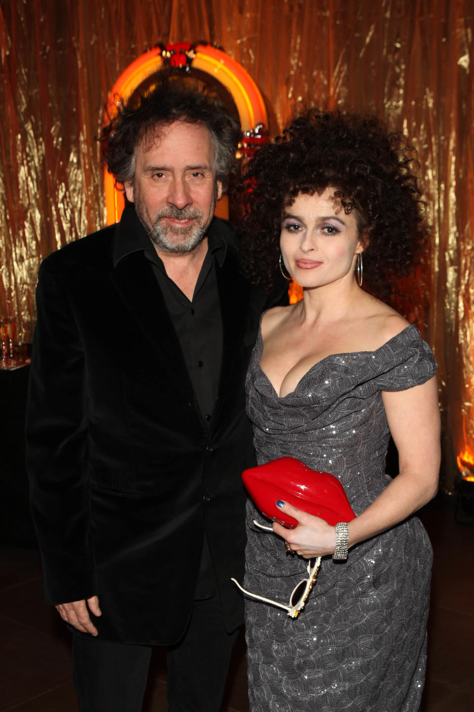 Tim Burton y <a href="https://es.vida-estilo.yahoo.com/helena-bonham-carter-54-anos-12-looks-nunca-olvidaremos-100006545.html" data-ylk="slk:Helena Bonham Carter;elm:context_link;itc:0;sec:content-canvas;outcm:mb_qualified_link;_E:mb_qualified_link;ct:story;" class="link  yahoo-link">Helena Bonham Carter</a> no solo formaron una sólida pareja sentimental, sino que también trabajaron juntos en la gran pantalla. Dos hijos y siete películas después, el realizador y la actriz tomaron caminos diferentes en 2014. Pese a esta decisión, parece que mantienen una buena relación, ya que Burton contó con su exmujer para 'Alicia a través del espejo' (2016). (Foto: David M. Benett / Getty Images)