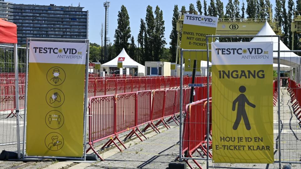 Schilder weisen auf eine Corona-Testanlage an der Veranstaltungsstätte "Spoor Oost" in Antwerpen hin (Bild: dpa)