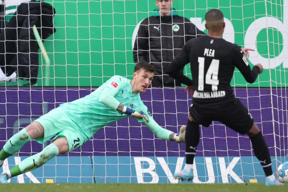 Keine Chance für Fürth-Keeper Andreas Linde (l.)! Beim Elfmeter von Alassane Plea streckte sich der Schlussmann vergeblich.