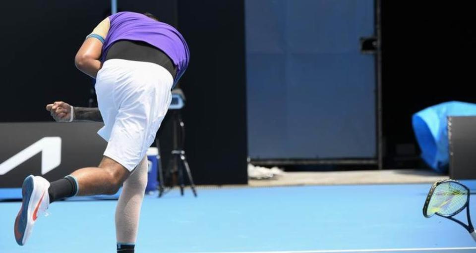 基瑞歐斯在澳網熱身賽砸爛球拍。（美聯社）