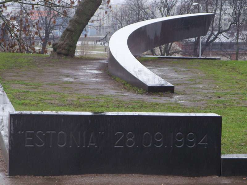 愛沙尼亞號事故紀念碑。愛沙尼亞號在1994年沉船，造成852人死亡，是歐洲承平時期最慘船難。（ainudil@flickr_CCBYSA3.0）