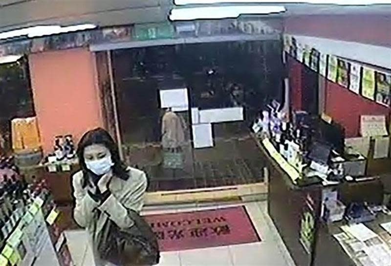 女竊賊犯案過程全被監視器錄下，並被公布影像以便民眾指認。（翻攝畫面）