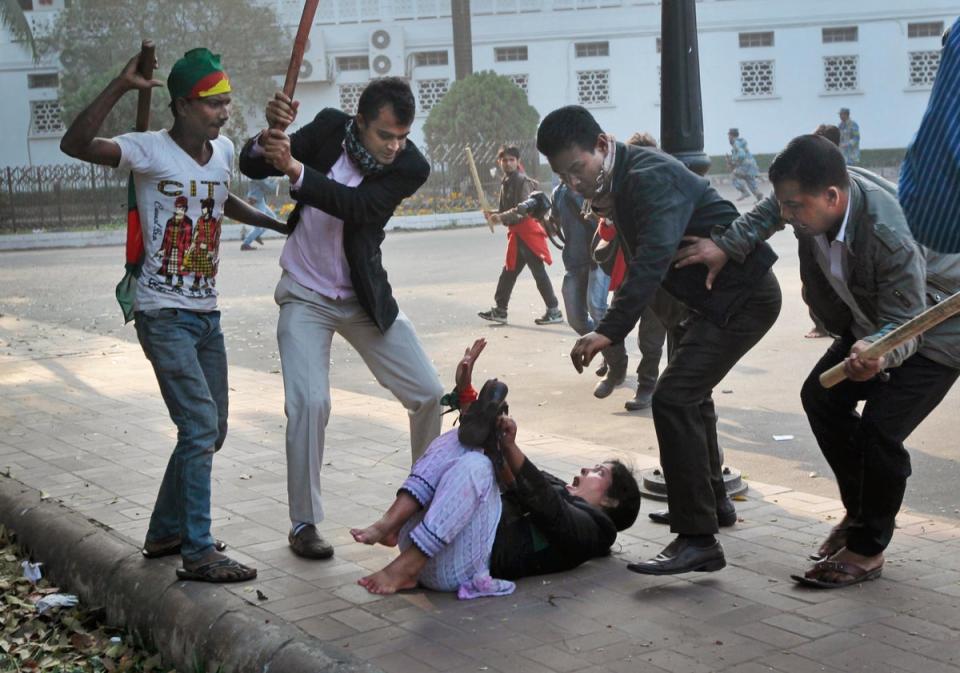 Supporters of the ruling Bangladesh Awami League beat a lawyer and supporter of the main opposition Bangladesh Nationalist Party (BNP) (Copyright 2023 The Associated Press. All rights reserved.)