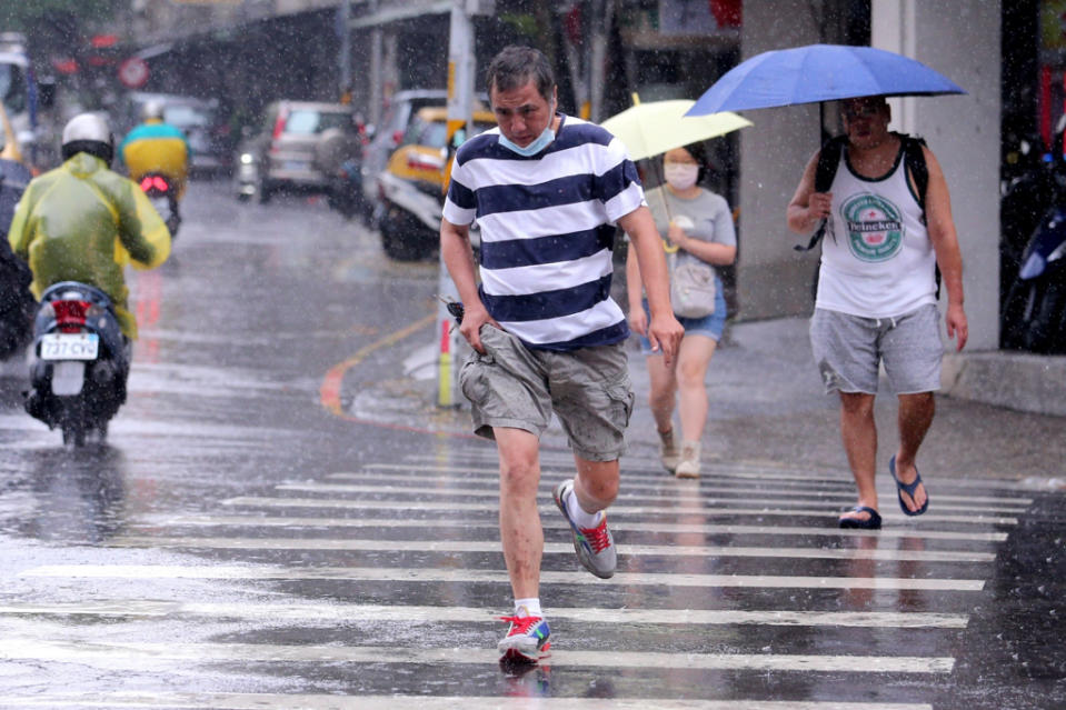 氣象局針對全台10縣市發布大雨特報，外出與下班民眾須注意午後雷陣雨。(圖／黃世麒攝)