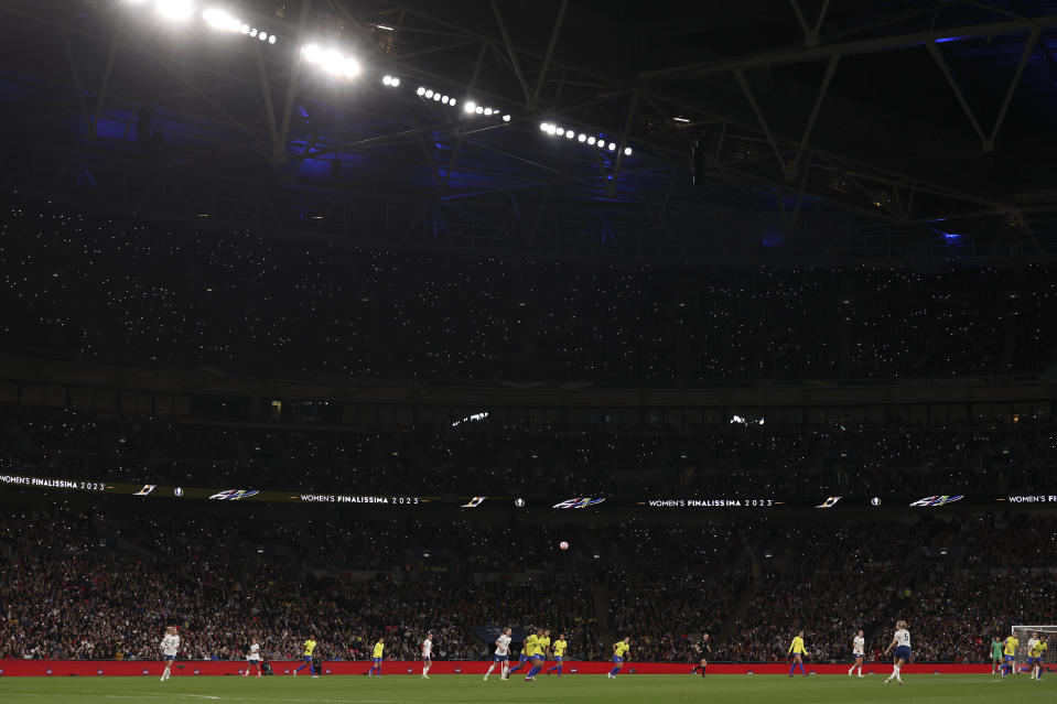 Los espectadores en el estadio Wembley alientan a la selección femenina que disputa la Finalísima ante Brasil, el 6 de abril de 2023 (AP Foto/Ian Walton)