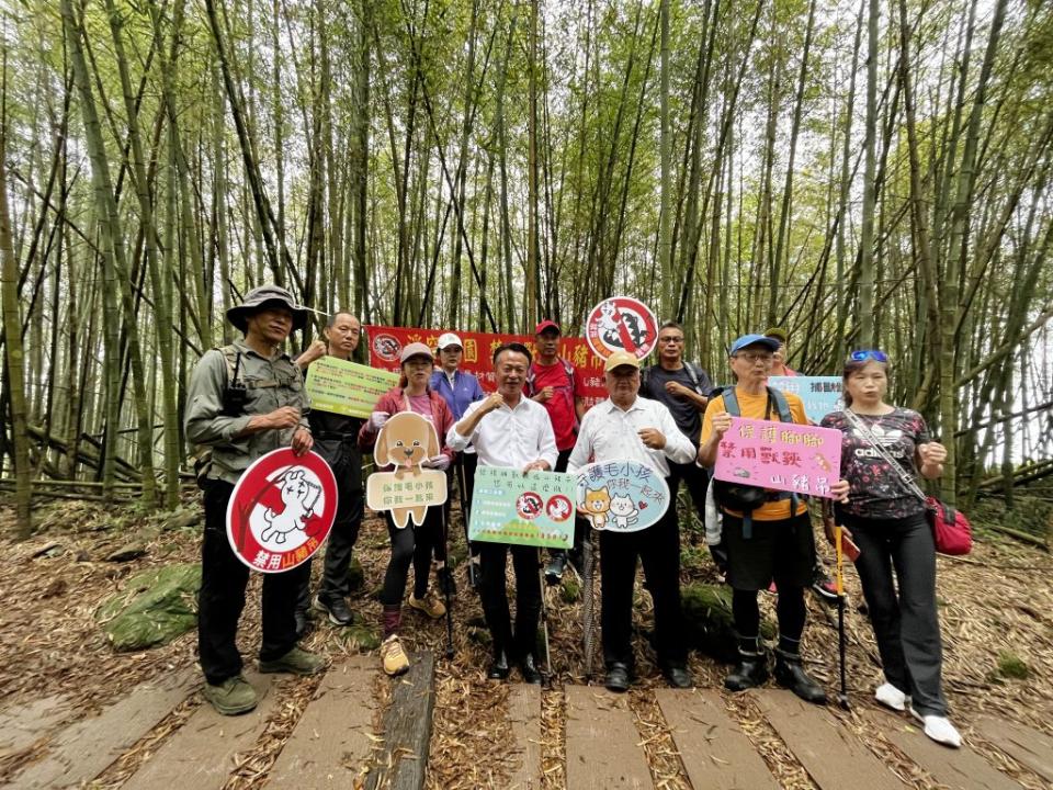 嘉義縣梅山驚見遊客誤踩山豬吊，翁章梁視察籲切勿違法設置。（記者張翔 翻攝）