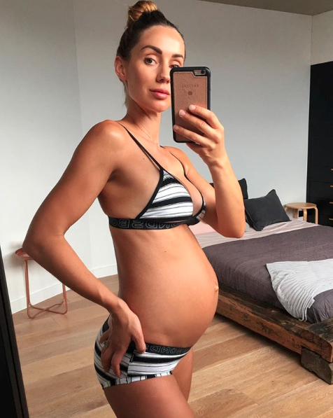 <p>Krystal takes a mirror selfie showing off her pregnancy curves at 19 weeks. She is simply glowing.</p>