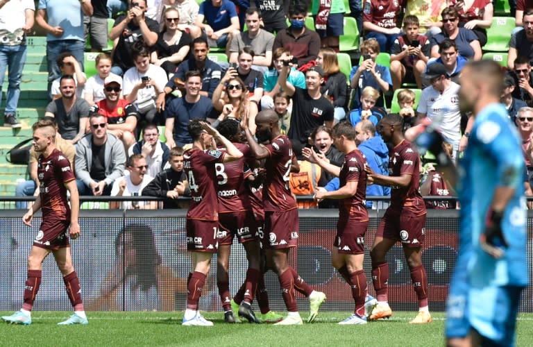 Les Messins fêtent le but de Didier Lamkel Zé contre Lyon, le 8 mai 2022 au Stade Saint-Symphorien (AFP/Jean-Christophe Verhaegen)