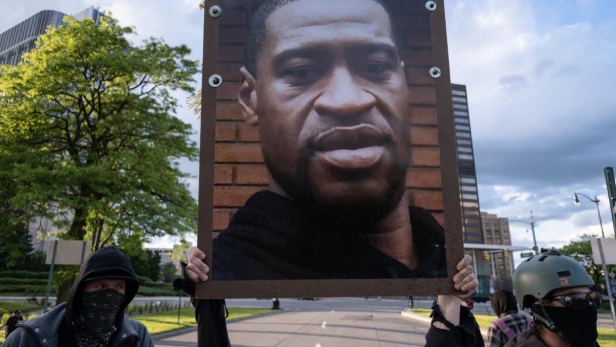 Portrait de George Floyd brandi pendant une manifestation à Détroit le 30 mai 2020 - SETH HERALD / AFP
