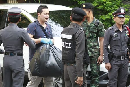 Thai Royal Police officials remove evidence from the site where a suspect of the recent Bangkok blast was arrested, in Bangkok August 29, 2015. REUTERS/Chaiwat Subprasom