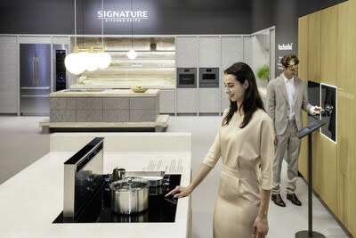 LG Electronics (LG) is participating in Milan Design Week 2024. LG’s exhibition booth at Salone del Mobile showcases the ultra-premium Signature Kitchen Suite built-in lineup, plus an array of advanced, aesthetically-pleasing products from the company’s wider kitchen appliance portfolio. (PRNewsfoto/LG Electronics, Inc.)