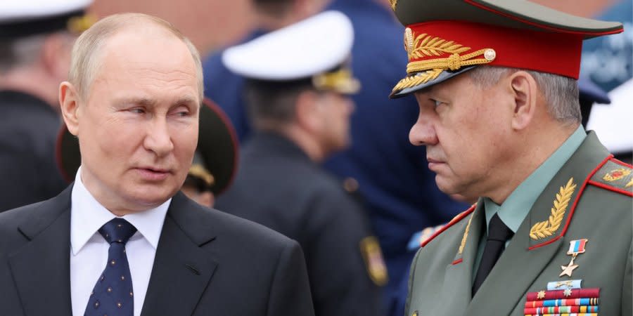 Vladimir Putin talks to Sergei Shoigu