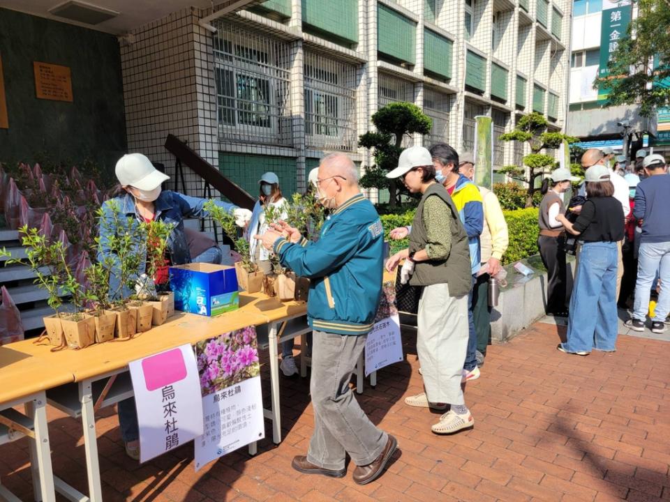 《圖說》新竹分署今天贈苗活動送出2,000株苗木，有烏來杜鵑、山黃梔、山櫻花、田代氏石斑木，都是能觀花及觀葉的原生觀賞性灌喬木。（記者方健龍攝）