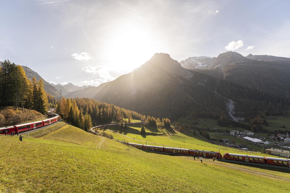 A train of the Rhaetian Railway (RHB) is on its way to set a world record for longest passenger train, on Saturday, October 29, 2022, in Berguen, Switzerland. The 1.91 kilometer long train is on a journey on the UNESCO world heritage track from Preda to Alvaneu. The train consists of 100 waggons. The old world record of 1732,9 meters dates back to 1991. (Yanik Buerkli/Keystone via AP)