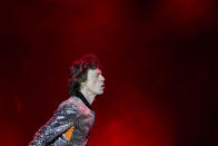 <p>Wie bei jedem Stones-Konzert begrüßte Mick Jagger die Fans nach dem ersten Song in deren Landessprache. „Moin Hamburg, guten Abend Deutschland!“ sagte der Sänger in fast akzentfreiem Deutsch. Dafür gab‘s natürlich umgehend Applaus. (Bild: AP Photo) </p>