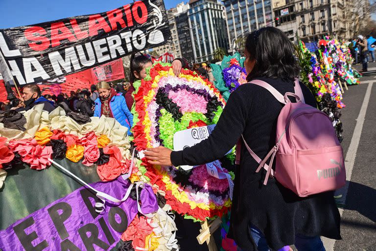 Distintas organizaciones sociales opositoras al Gobierno nacional se concentraban en la esquina de avenida de Mayo y Bernardo de Irigoyen, para marchar luego a Plaza de Mayo, donde reclamarán un aumento del Salario Mínimo, Vital y Móvil