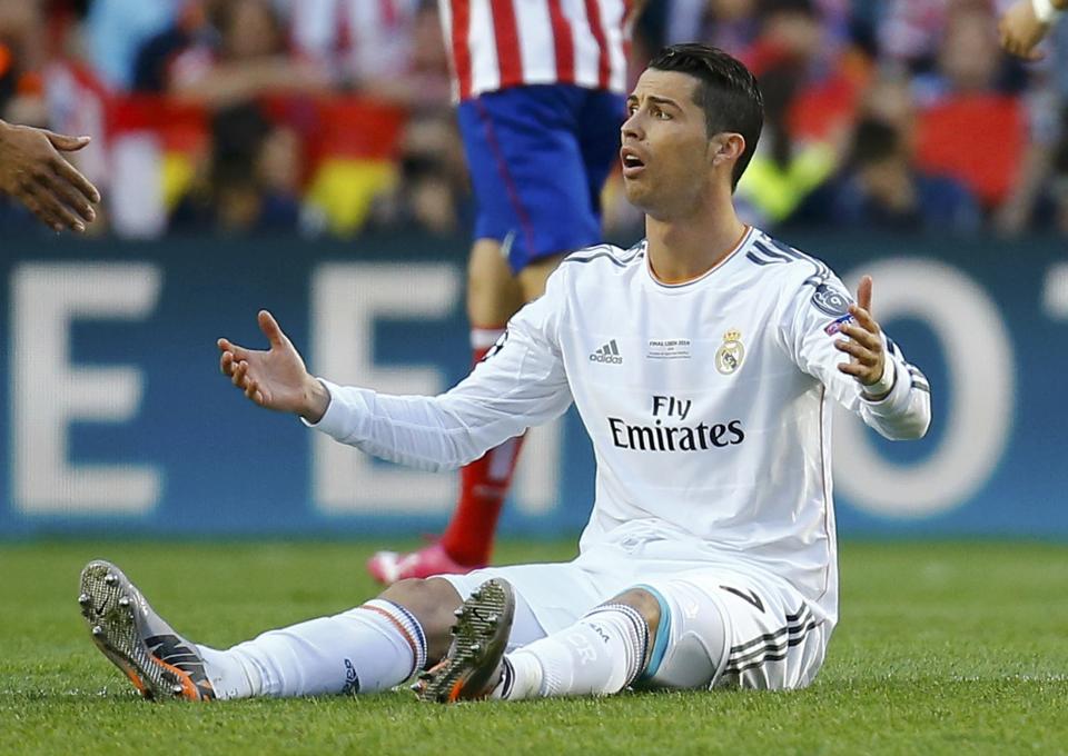 Real Madrid's Cristiano Ronaldo gestures to the referee during their Champions League final soccer match against Atletico Madrid at Luz stadium in Lisbon, May 24, 2014. REUTERS/Kai Pfaffenbach (PORTUGAL - Tags: SPORT SOCCER)