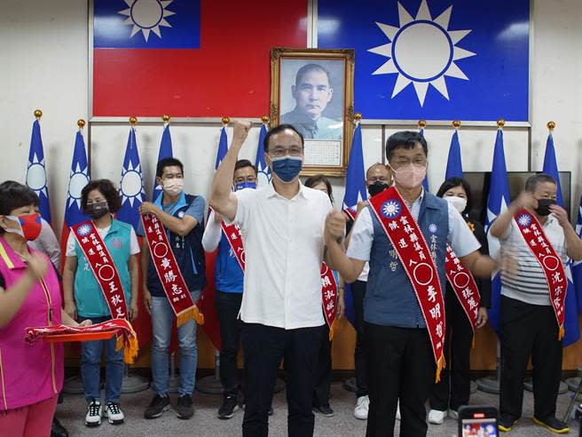 國民黨主席朱立倫（前左）雲林縣助選，強調兩岸和平路線不要戰爭。（張朝欣攝）