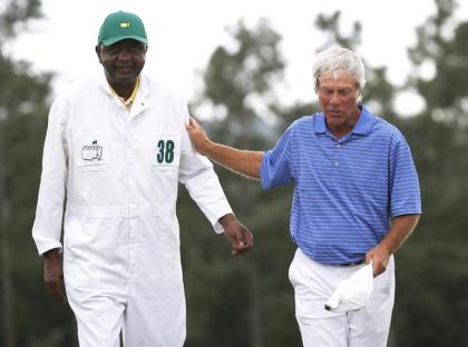 Ben Crenshaw embraces his long-time caddy Carl Jackson after finishing his final Masters round.