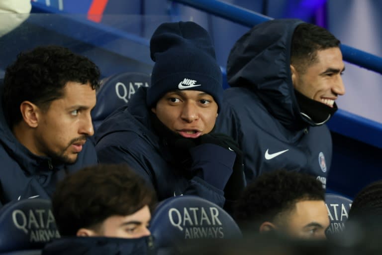 L'attaquant vedette du PSG Kylian Mbappé (c), sur le banc lors du match contre Lille, le 10 février 2024 au Parc des Princes (ALAIN JOCARD)