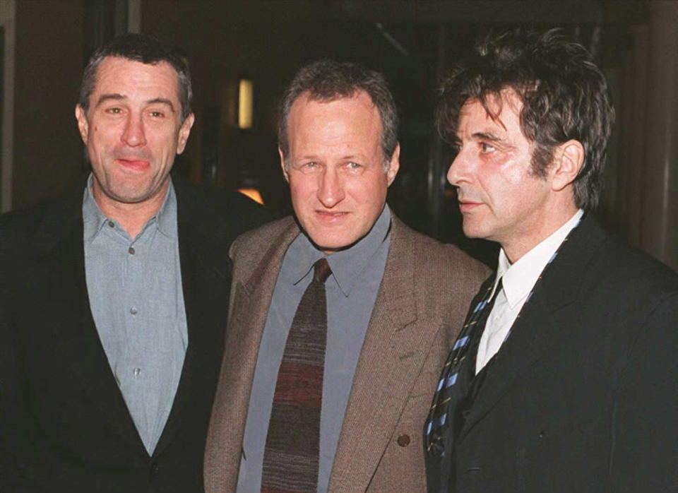 BURBANK, :  US actors Robert DeNiro (L) and Al Pacino (R) pose with director Michael Mann as they arrive for the 06 December world premiere of the film 