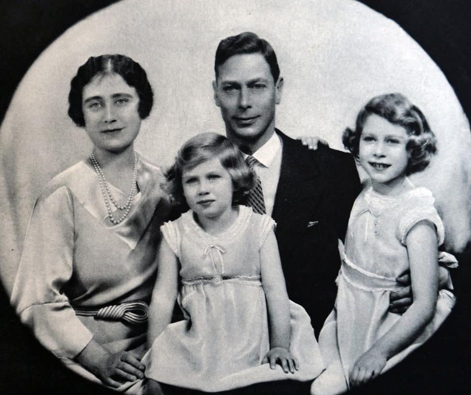 La joven princesa Isabel, a la derecha, con su hermana peque&#xf1;a Margarita y sus padres cuando eran duque y duquesa de York.