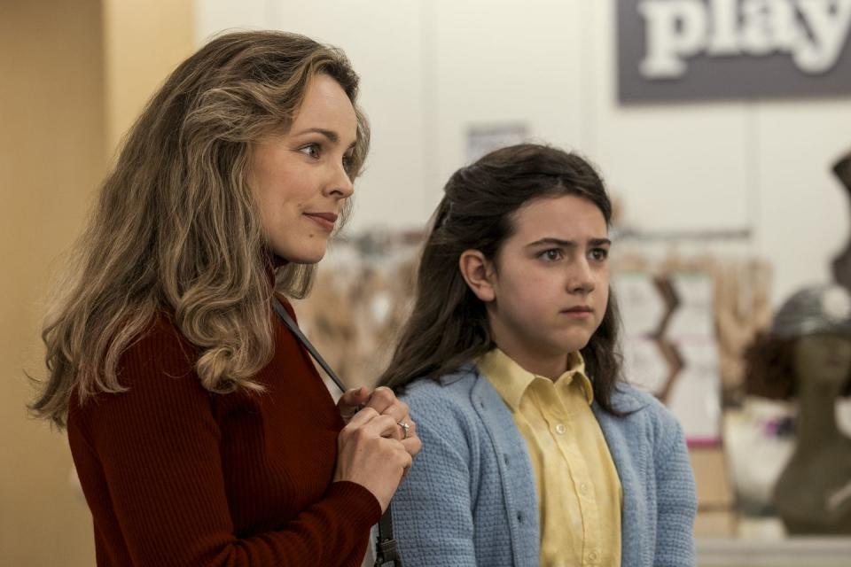 rachel mcadams as barbara dimon and abby ryder fortson as margaret simon in a scene from are you there god it’s me, margaret, a good housekeeping pick for best kids movies 2023