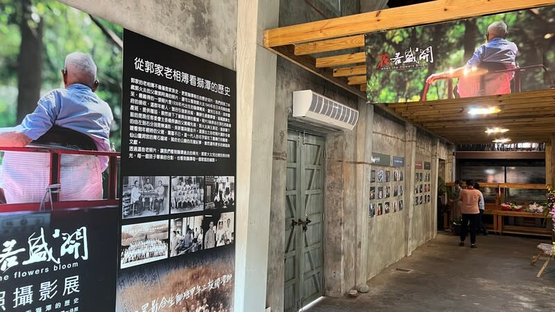 「花若盛開」劇照攝影展  看見獅潭在地歷史 桐花紀錄片「花若盛開」獅潭首映場暨劇照攝影展15 日在苗栗縣獅潭鄉舉行，展覽透過多張老照片呈現獅 潭客庄歷史。 （客委會提供） 中央社記者管瑞平傳真  112年9月15日 