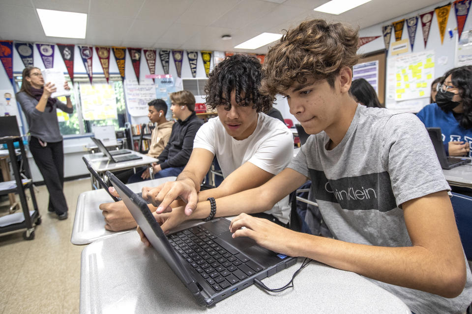 Cada vez más estudiantes de secundaria en Estados Unidos valoran otras opciones para seguir estudiando más allá de las universidades. (Mel Melcon/Los Angeles Times vía Getty Images)