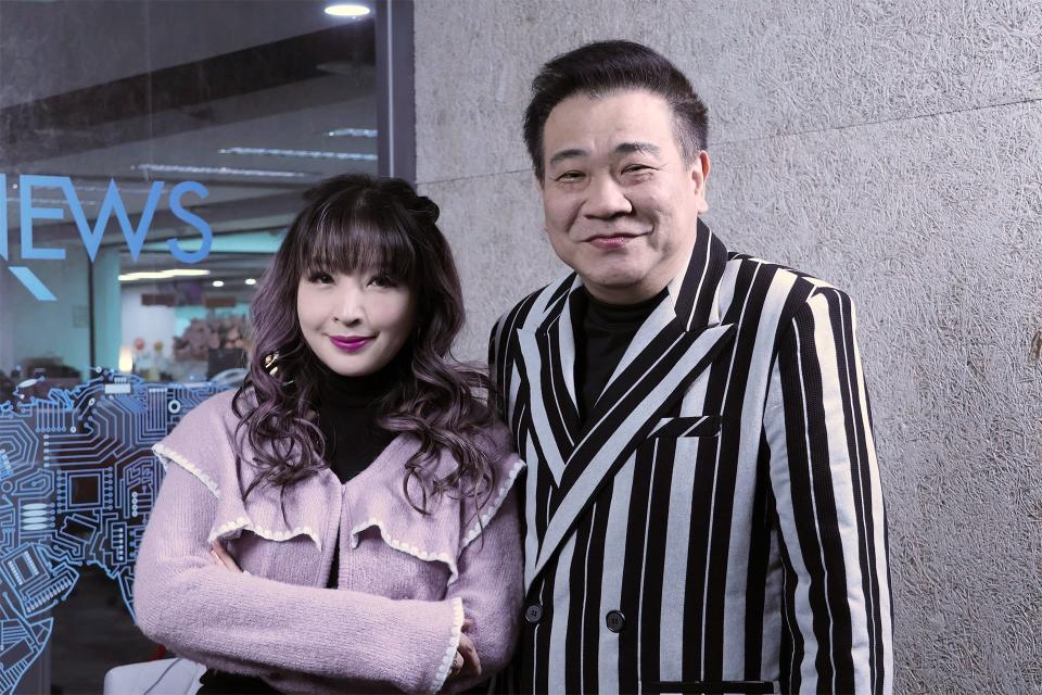 ▲藝人白雲接受《健康點點名》主持人王宜安 (左) 專訪。