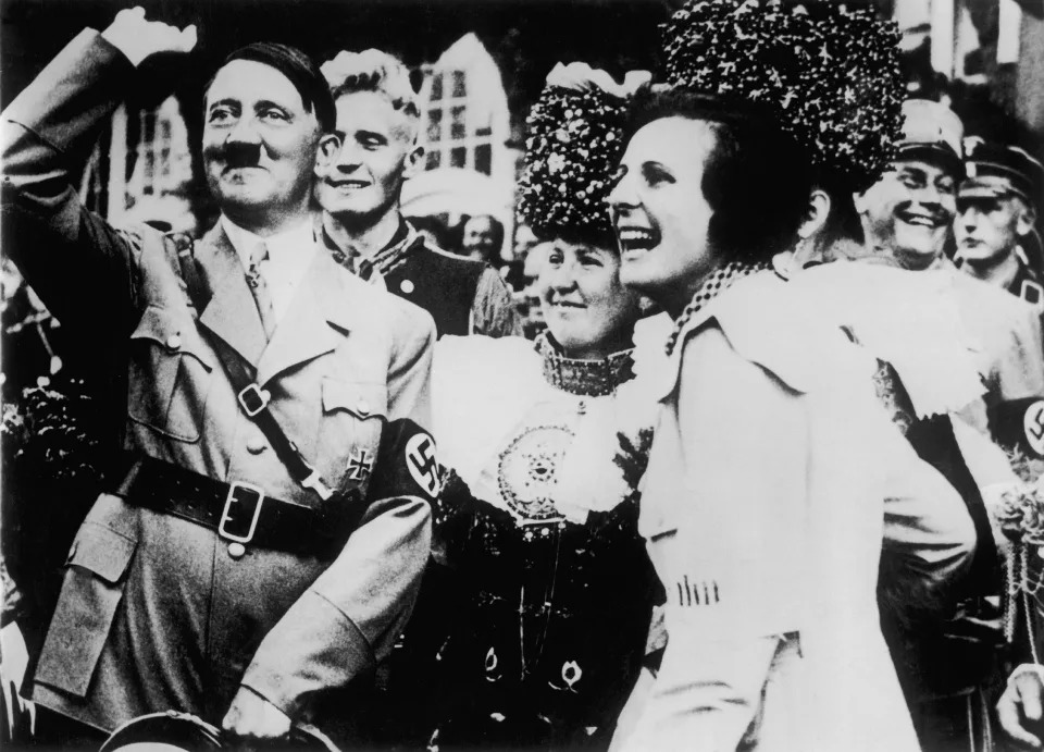 Leni Riefenstahl (a la derecha) y Hitler en una imagen fechada en la década de 1930  (Photo by Keystone-France/Gamma-Keystone via Getty Images)